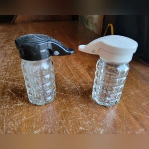 Vintage Style Glass Salt And Pepper Shakers With Moisture Resistant Plastic Lid